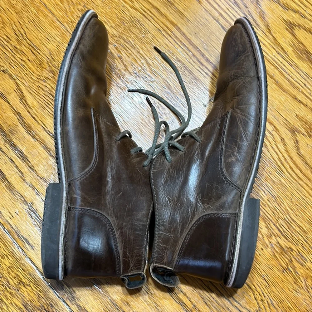 Varese Gobi Brown Men’s distressed leather chukka boots.  Rubber sole. Size 11.